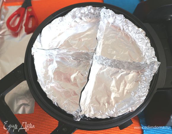 Сделать трафарет из фольги по размеру глубокой сковороды, разделенный на четыре равные сектора. Смазать каждый из них оливковым маслом. Сварить 1 яйцо вкрутую, в дальнейшем понадобится белок для оформления.