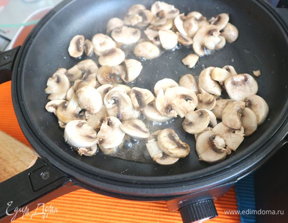 Сначала надо приготовить начинку для омлета. Грибы ополоснуть, обсушить, порезать на пластинки, обжарить 7–8 минут на уровне 3 на оливковом масле, помешивая. 