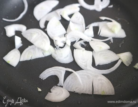 Лук почистить, порезать тонко, белый и красный лук порезать полукольцами, порей кружочками, обжарить каждый вид лука отдельно  по 2–3 минуты в глубокой сковороде тортиллы на оливковом масле.