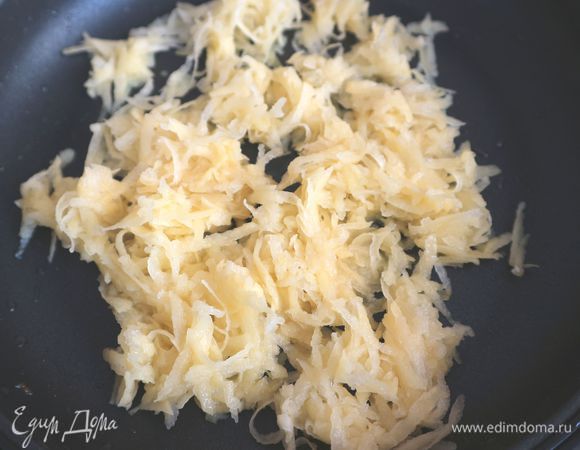 Картофель почистить, натереть на крупной терке.Можно слегка обжарить 1–2 минуты можно не обжаривать, а положить в начинку сырой натертый картофель, чуть отжав его.