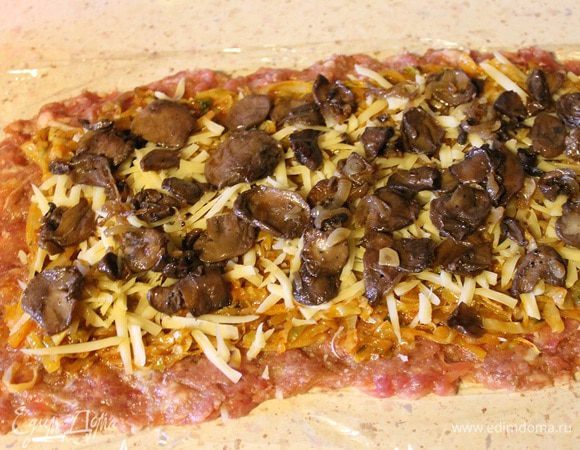 Далее распределить грибы с луком.
