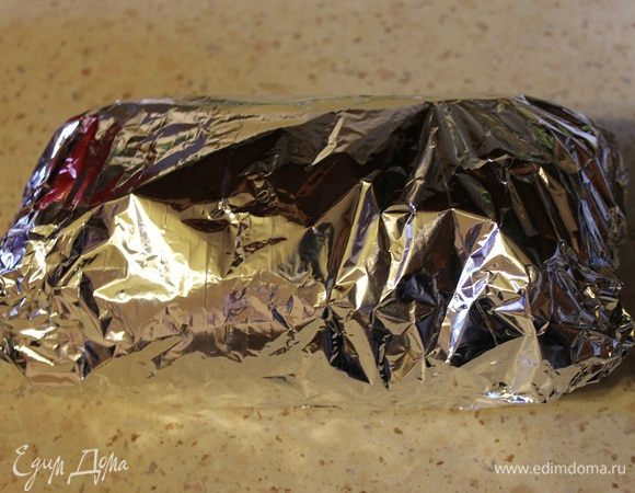 Фольгу смазать 1 ст. л. растительного масла, аккуратно переложить на нее рулет и завернуть.