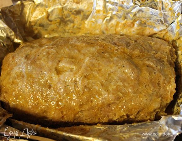 Запекать при температуре 180°C 20 минут, затем открыть фольгу, смазать обильно белком, увеличить температуру до 200°C и запекать еще 30 минут.
