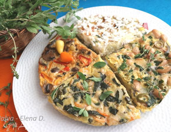 Для украшения использовала в секторе «зима» натертый на крупной терке белок, осенний сектор украшен острыми маринованными перчиками феферони,  разной зеленью — майораном, базиликом и листочками тимьяна. Завтрак готов, пожалуйте к столу.