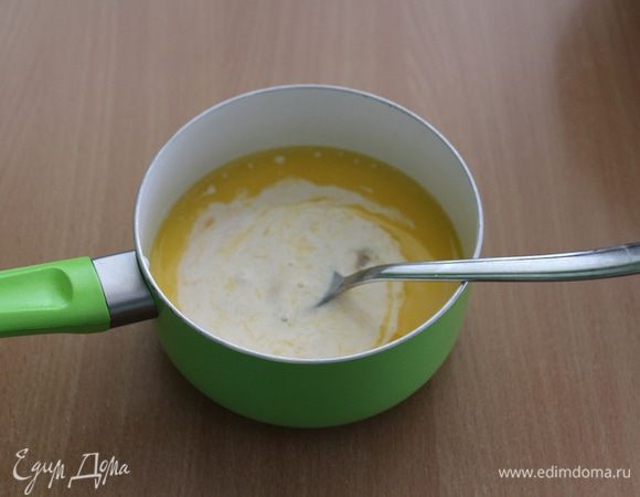 В отдельной посудине сливочное масло растопить, добавить кефир и яйцо, перемешать.