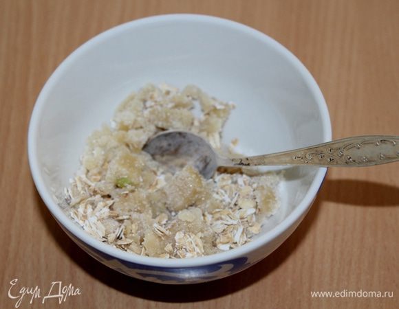 В отдельной чашке смешать нарезанный кусочками марципан, овсяные хлопья и сахар.