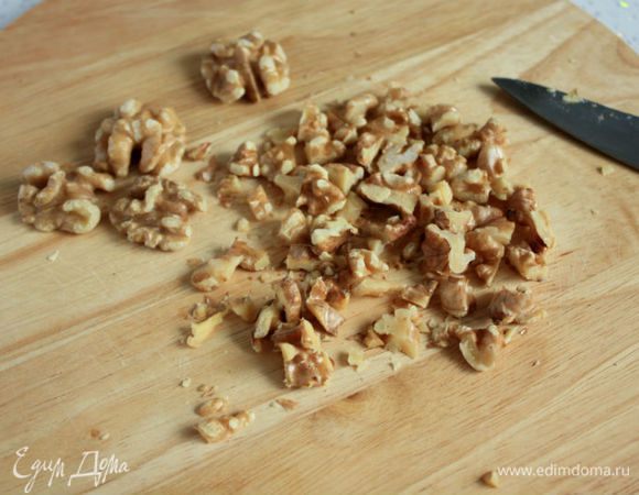 Затем крупно порубить ножом.