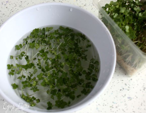 Кресс-салат срезать ножницами, промыть холодной водой в миске и откинуть на сито.