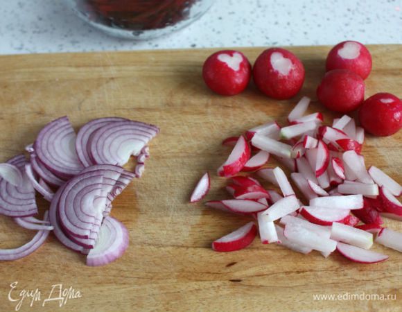 Редис нарезать тонкими брусочками, лук — полукольцами. Если не любите горький вкус лука, как я, то залейте его кипятком на 2 минуты, затем промойте холодной водой.