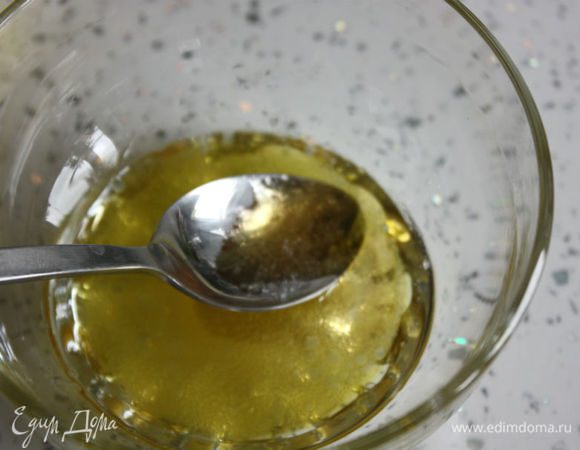 Все ингредиенты для заправки соединить в маленькой миске и взбить венчиком, приправить солью, подать к салату в соуснике. Горчица по желанию.