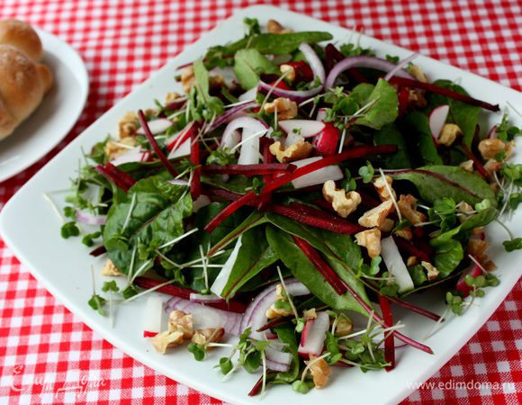 Сверху посыпать кресс-салатом и орехами. Обожаю этот салат! Приятного аппетита!