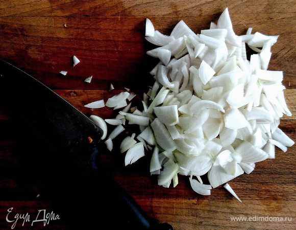 Репчатый лук режем полукольцами.