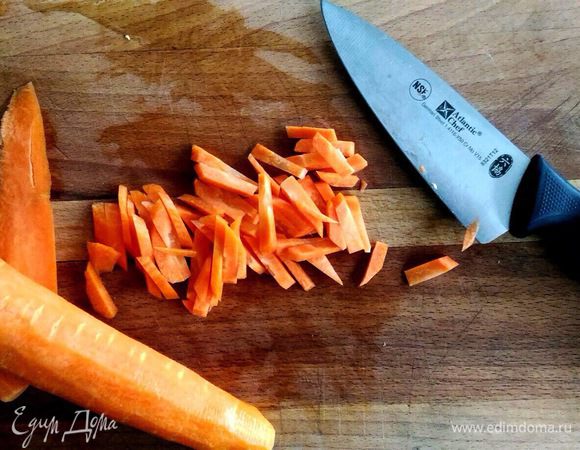 Морковь режем брусочками.