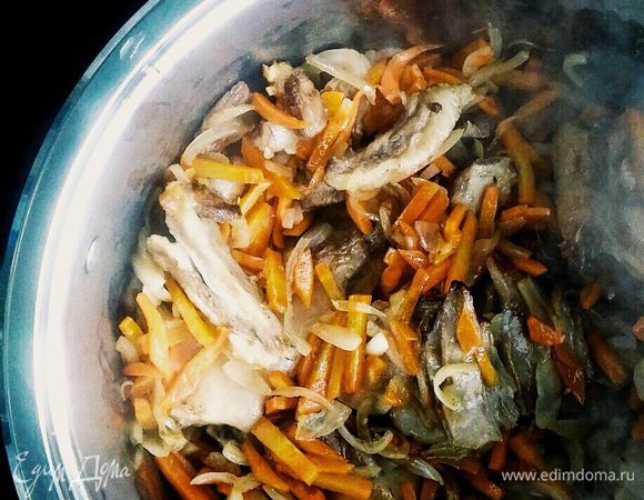 Отправляем баранину с овощами в кастрюлю с толстым дном, заливаем кипяченой водой, чтобы она была выше всего содержимого на 1 см. Доводим до кипения, засыпаем все специи и 2 целых головки чеснока и доводим до вкуса солью. Засыпаем рис.
Тушим на большом огне в течение 7 минут, закрываем крышкой, убавляем температуру до минимальной и оставляем на 15 минут. 