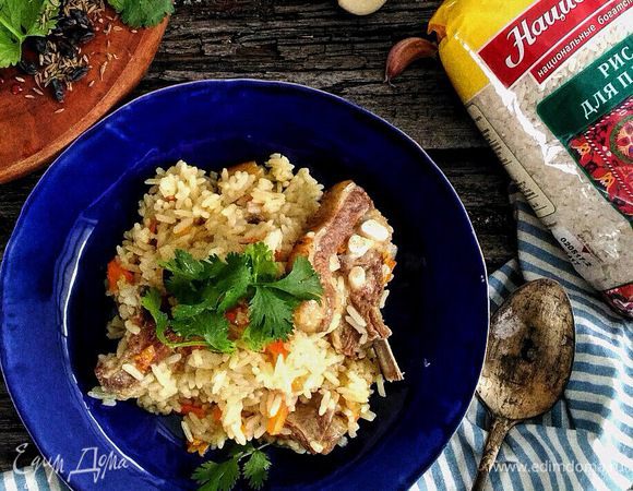 Выкладываем плов в тарелку, украшаем свежей кинзой.
Плов готов! Приятного аппетита!