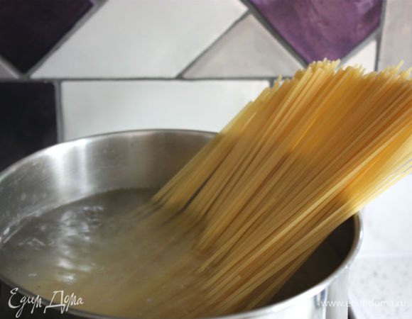 Если используете вареные замороженные креветки, разморозьте их заранее.
Сварить спагетти в подсоленной воде по инструкции, зарезервировать примерно 0,5 стакана воды, в которой они варились.