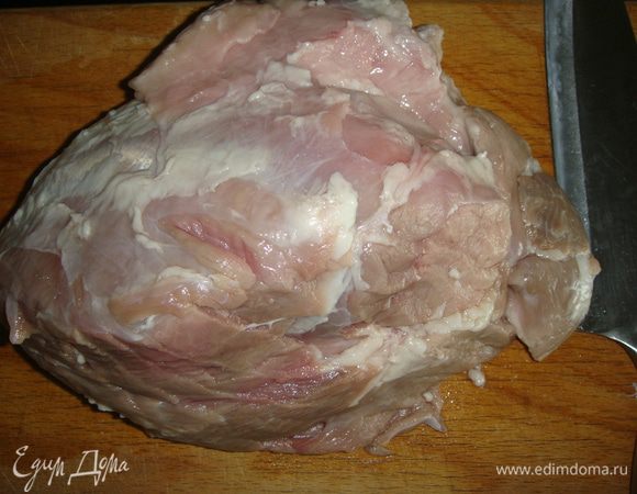 Свинину промыть, обсушить бумажным полотенцем, срезать прожилки.