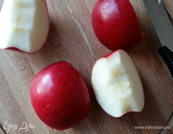 Возьмем яблоко, выбрать нужно красное, тогда и розочка будет красивая :) Режем на 4 части, очищаем от косточек.