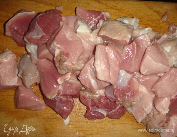 Нарезать средними кусками.