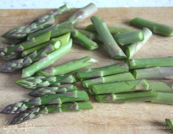 Спаржу промыть, стряхнуть воду, отрезать жесткие кончики и затем нарезать кусочками по 4-5 см.