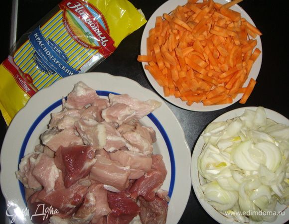 Краснодарский рис ТМ «Националь» промыть несколько раз и замочить в воде на 30 минут. Лук нарезать полукольцами, морковь — соломкой.