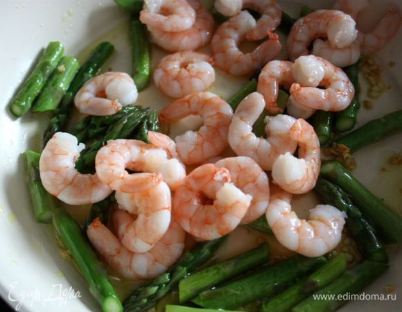 Затем добавить креветки и лимонный сок. Приправить солью, перец по желанию. Перемешать и добавить спагетти. Готовить еще 2-3 минуты под крышкой. Спаржа отдаст свой сок, но если вы считаете, что жидкости маловато, можно добавить немного воды от спагетти или несколько ложек жирных сливок.