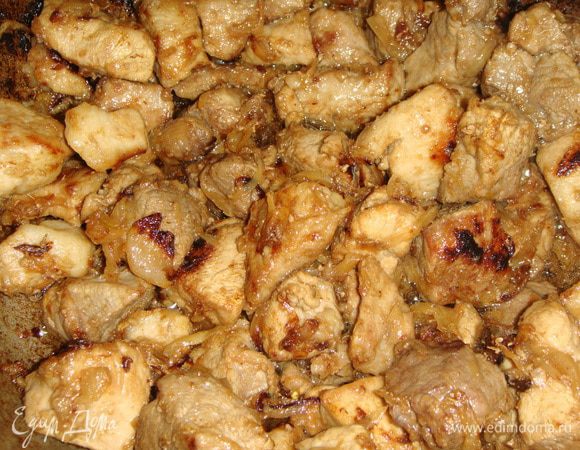 К луку выложить мясо и обжаривать до образования румяной корочки.