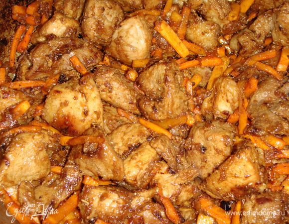 К мясу выложить морковь, обжаривать 3 минуты. Всыпать все специи, посолить, и обжаривать все еще в течение 5 минут.