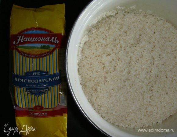 Через 30 минут после замачивания рис промыть в нескольких водах до прозрачной воды.