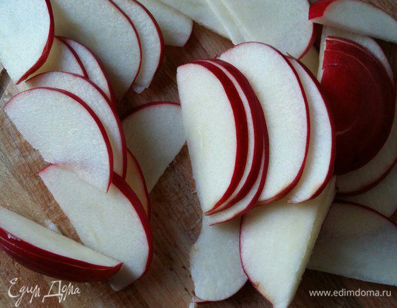 Каждую часть теперь нарезаем на тоненькие дольки.