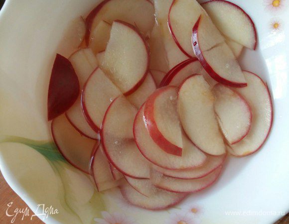 Все отправляем в миску, заливаем водой и ставим в микроволновку на 3-4 минуты, до мягкости яблочных долек. Затем вынимаем из воды, выкладываем на бумажные полотенца для того, чтобы ушла лишняя влага. 