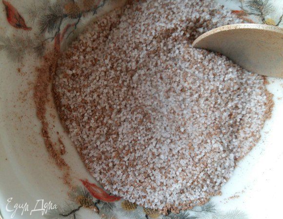 В отдельной миске смешаем сахар и корицу. 