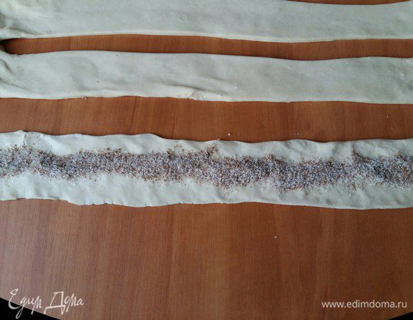 На середину каждой полосочки по всей ее длине насыпаем часть нашей смеси из сахара и корицы.