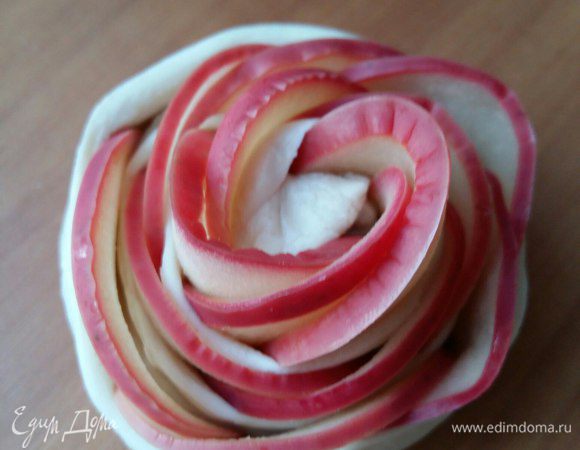 Вот такая получается. Из одного яблока получается 3 розочки. 