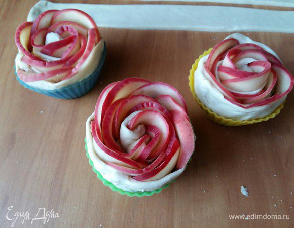 Теперь берем формочки для кексов или форму для маффинов и укладываем в них розочки. Это делаем для того, чтобы при выпечке тесто не разошлось, а сохранило свою форму.
