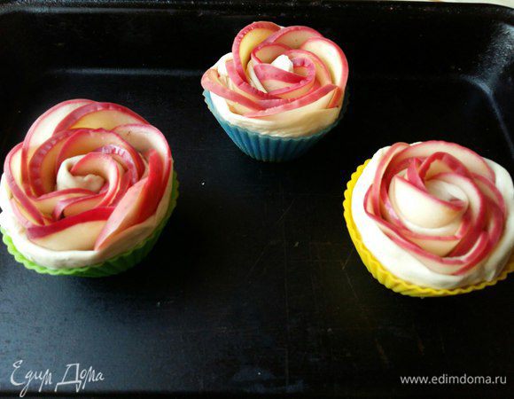 Ставим на противень и отправляем в нагретую до 200°С духовку на 15 мин. После этого достаем из форм наши розочки, смазываем тесто с боков желтком (забыла заснять этот процесс) и отправляем обратно в духовку еще на 10 мин. В это время тесто зарумянится немного и приобретет красивый цвет.