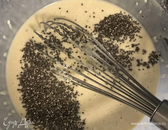 Замешать кокосовую стружку, чиа-семена и ваниль, кокосовое масло. И жарить, как обычно, на разогретой сковороде. 