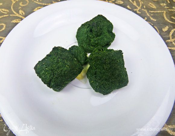 Шпинатные кубики достать заранее, разморозить. В оригинале свежий шпинат.