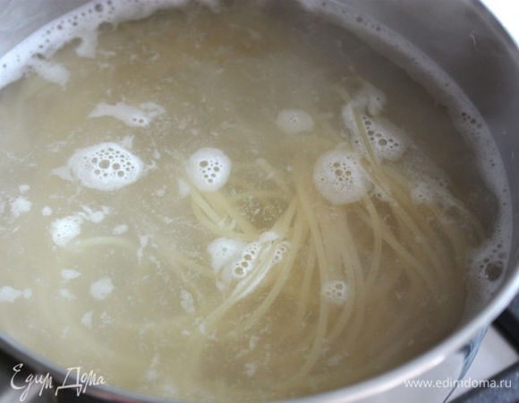 Отварить пасту al dente, воду слить.