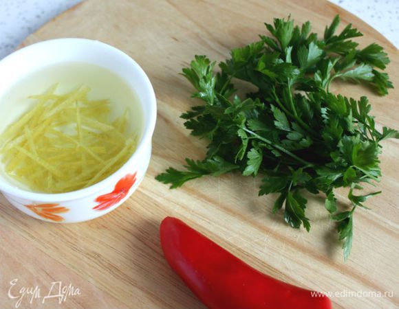 Цедру лимона снять, тонко нарезать и положить в холодную воду. Маленький перец чили нарезать колечками без семян (его я тоже заливаю холодной водой, чтобы уменьшить жгучесть). Листья петрушки порубить.