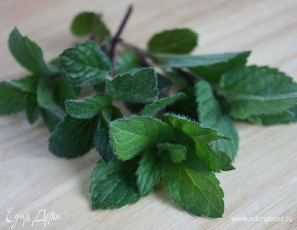С веточек мяты оборвать листочки.