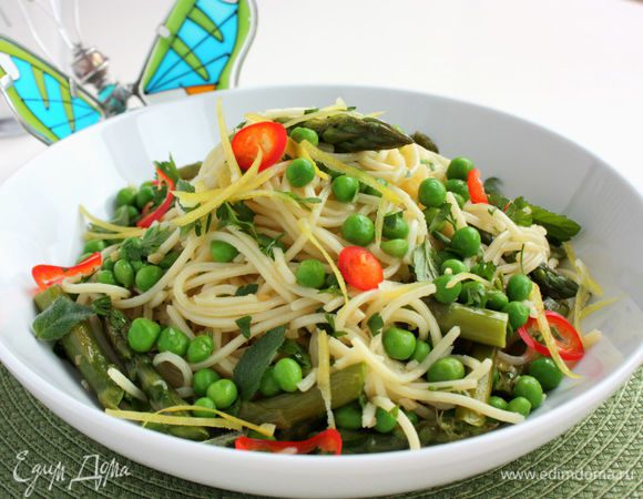 В маленьком сотейнике нагреть сливки, положить в них сливочный сыр, размешать, приправить солью, перцем и снять с огня.
Разложить пасту по тарелкам и полить горячим соусом, сверху посыпать цедрой лимона и листочками мяты. Я сегодня готовила без соуса, чтобы уменьшить калорийность блюда. Он очень вкусный получается, но пока обходимся без него. :) 