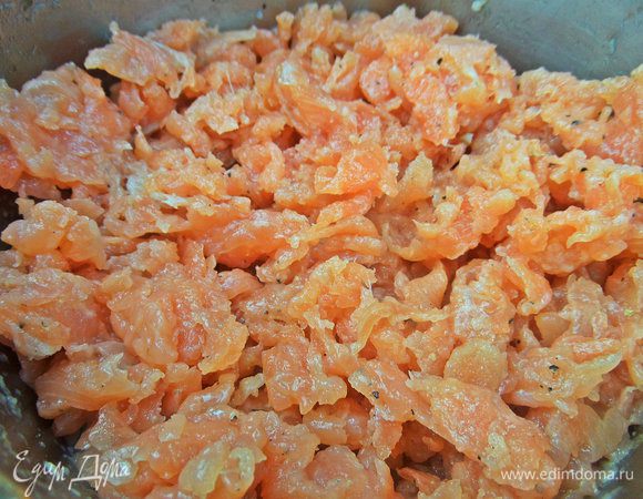 Лосося порубить мелко, как на рубленые котлеты.