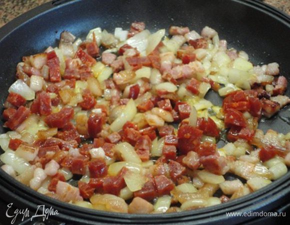 Затем добавляем чоризо, перемешиваем.
