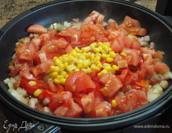 Добавляем перец, кукурузу и томаты. Ни соли, ни перца я не добавляла. Всего хватило от колбасы и бекона. Да, еще и сыр будет, в нем тоже присутствует соль. Так вот, в целом на приготовление начинки у меня ушло 10 минут. Когда я добавила овощи, нагрев уменьшила до 3 и жидкость немного выпарилась.