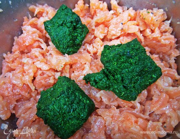 Добавить размороженный шпинат.