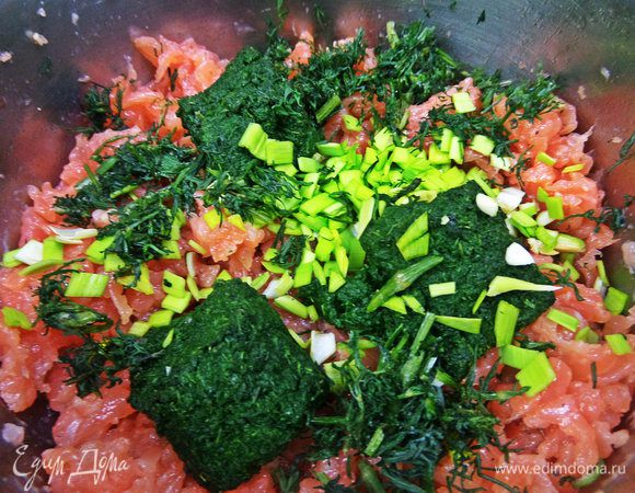 Немного лука порея, укроп.