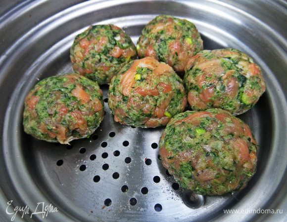 Можно их обжарить или приготовить на пару в мультиварке, или вот на таком приспособлении (у меня было в наборе кастрюль). В нижнюю чашу налить воду и поставить на огонь.