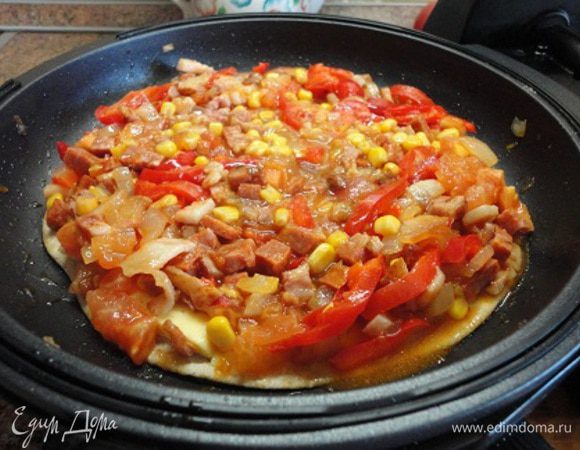 Сковороду освобождаем от начинки. Я сковороду не вытирала, а сразу же уложила индийскую пшеничную лепешку из цельнозерновой муки. Выложила половину сыра, сверху —
 начинку (как раз вся уместилась), разровняла. 