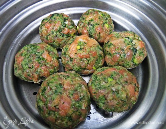 Сверху сито с котлетками. Я варила партиями.